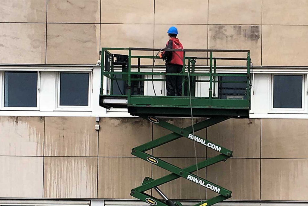 Mand der ordner face ved at rense den
